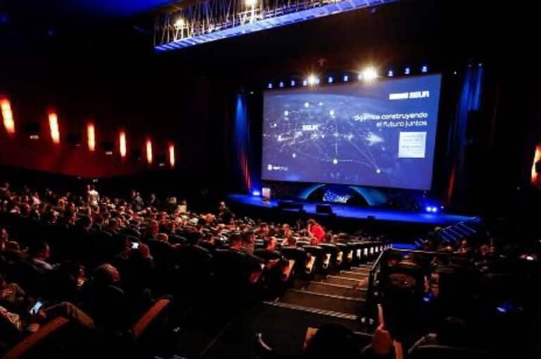 Sala de un cine donde se celebra un evento organizado por Madison Agency